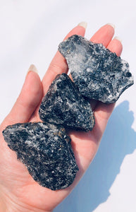 Tourmaline trong thạch anh thô